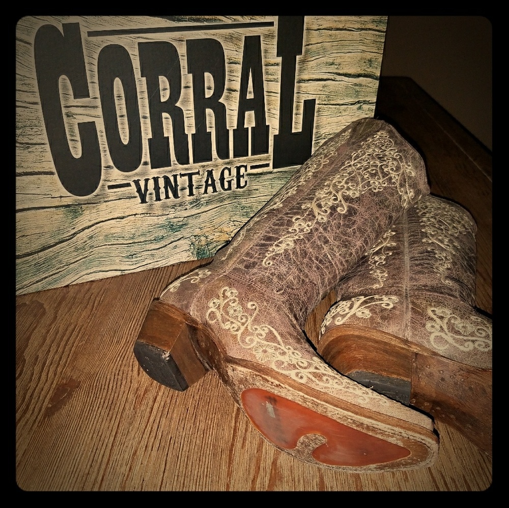Corral Brown Crater with Bone Embroidery Cowgirl B